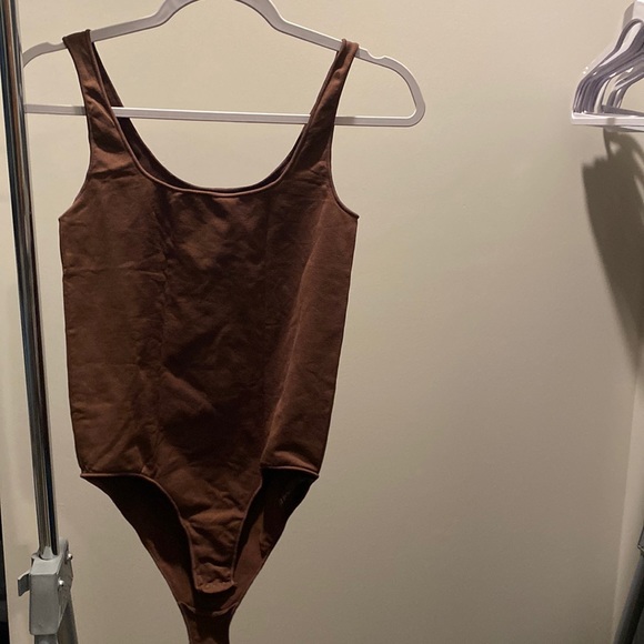 SKIMS ESSENTIAL SCOOP NECK BODYSUIT SMOKEY QUARTZ L/XL - Picture 1 of 2